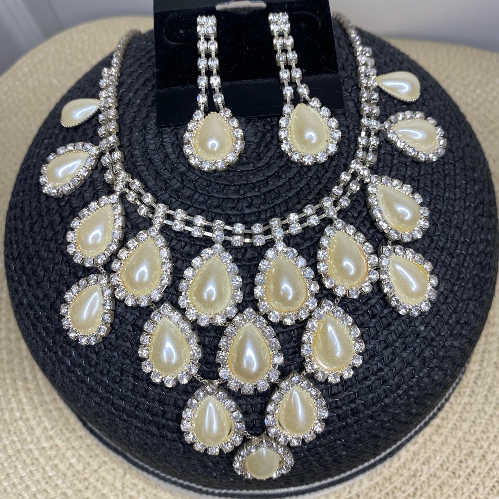 Jewelry set necklace and earrings